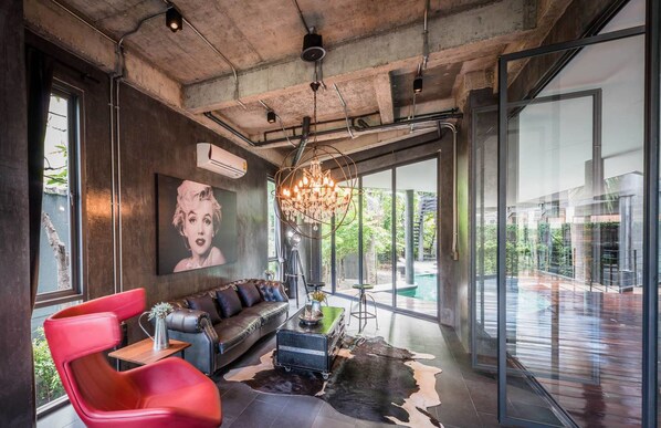 Suite | Living room | Flat-screen TV