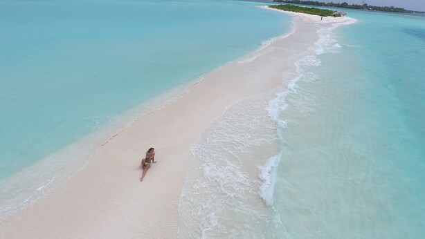 A beach with clear turquoise water and a sandy shore. - Palm Residence (Rasdhoo)