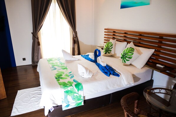 Minibar, safe på rommet, skrivebord og lydisolert