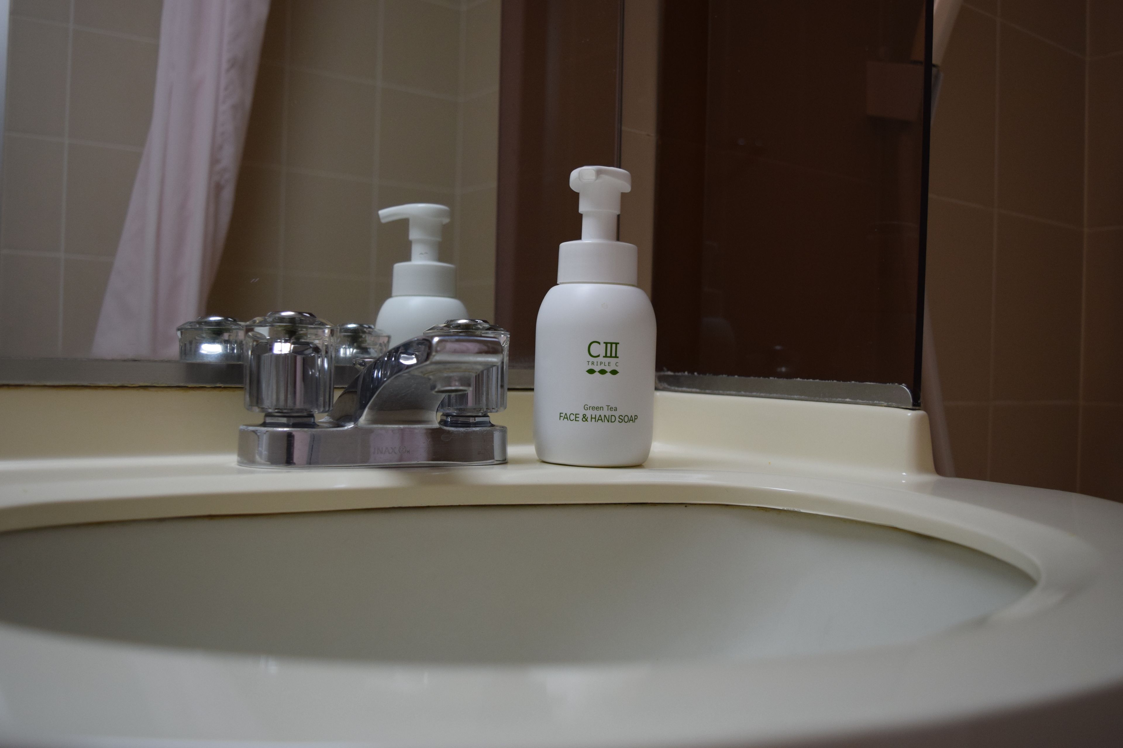 combined shower/bathtub, slippers, electronic bidet, towels