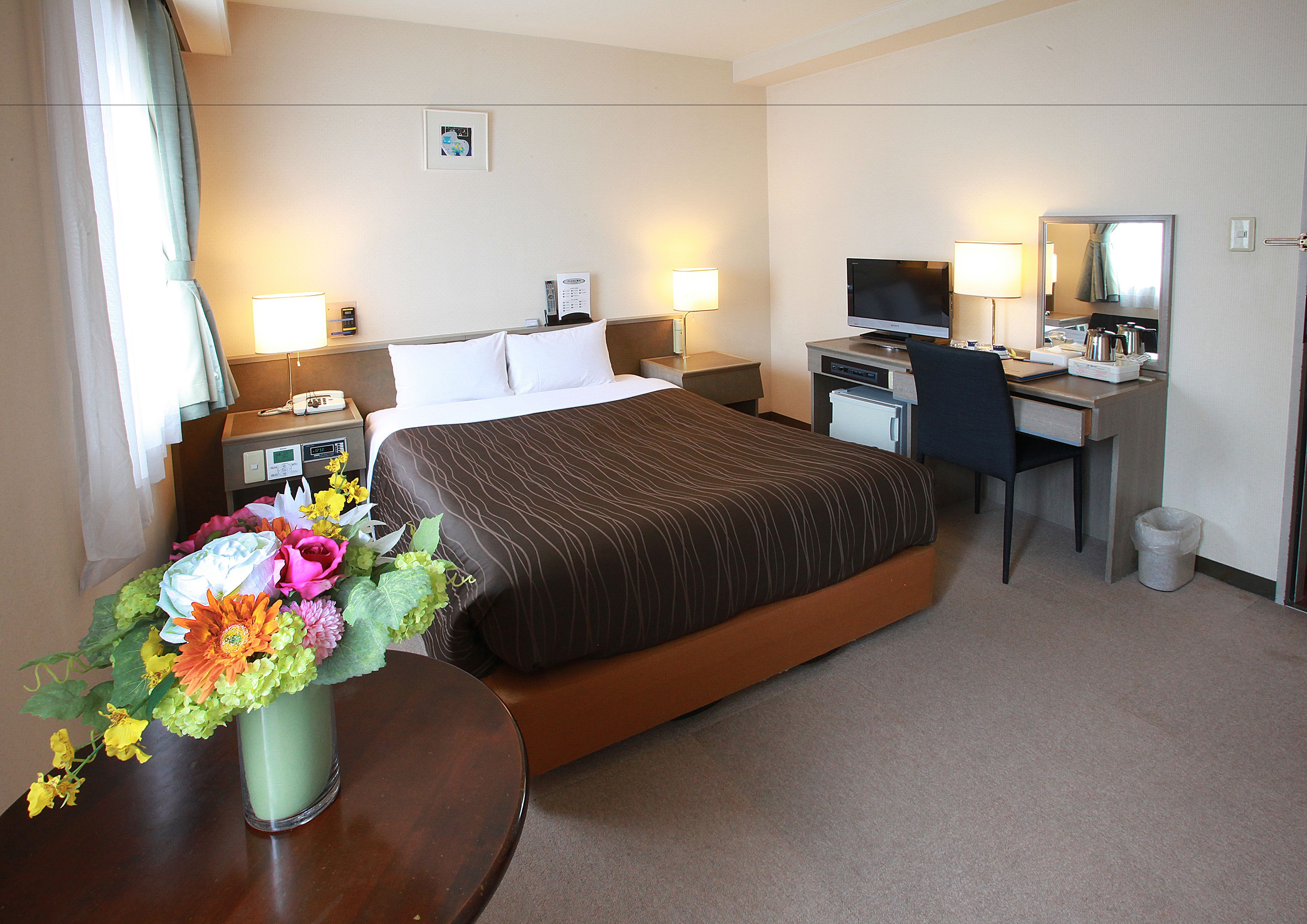 1 bedroom, down duvets, desk, free wifi