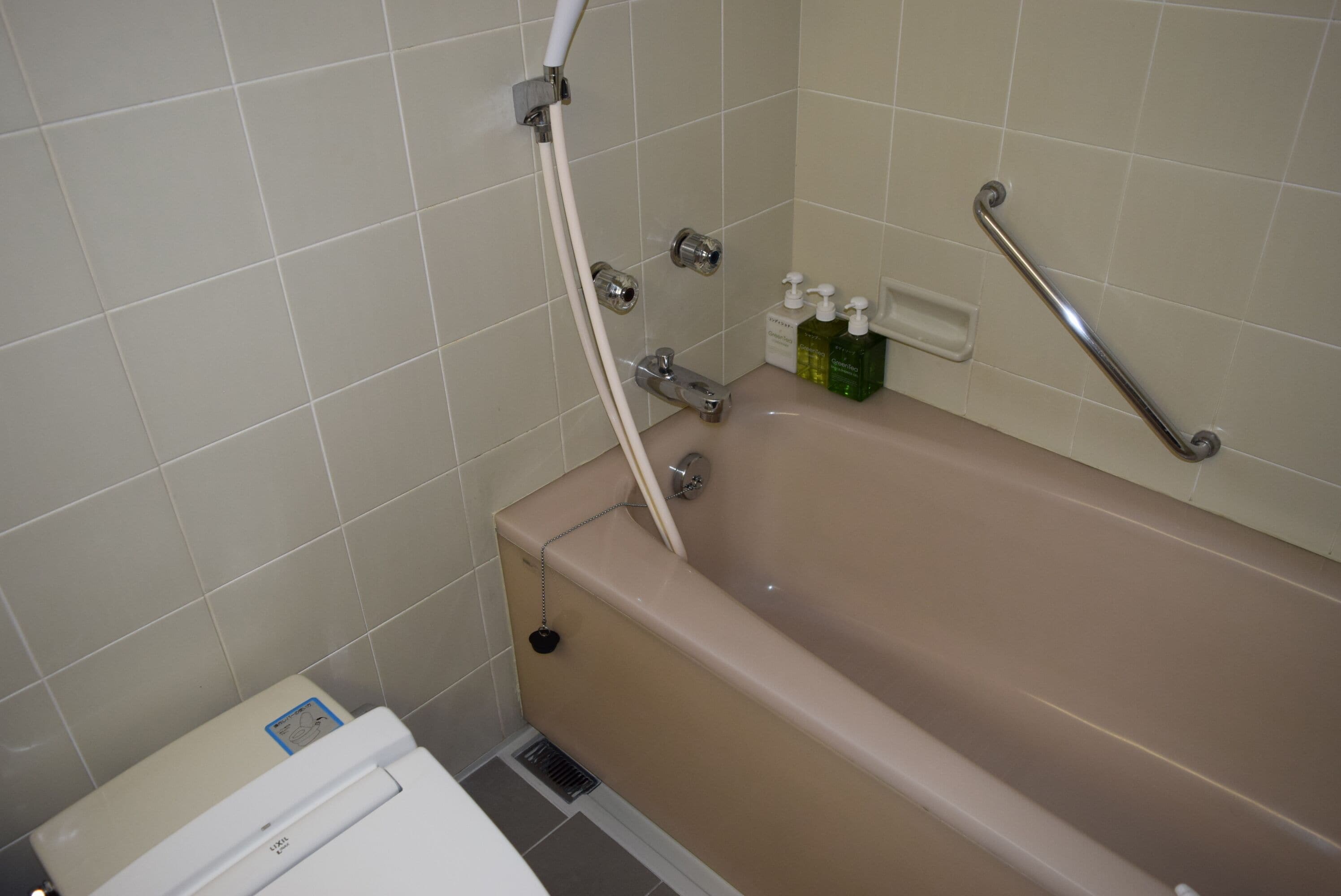 combined shower/bathtub, slippers, electronic bidet, towels
