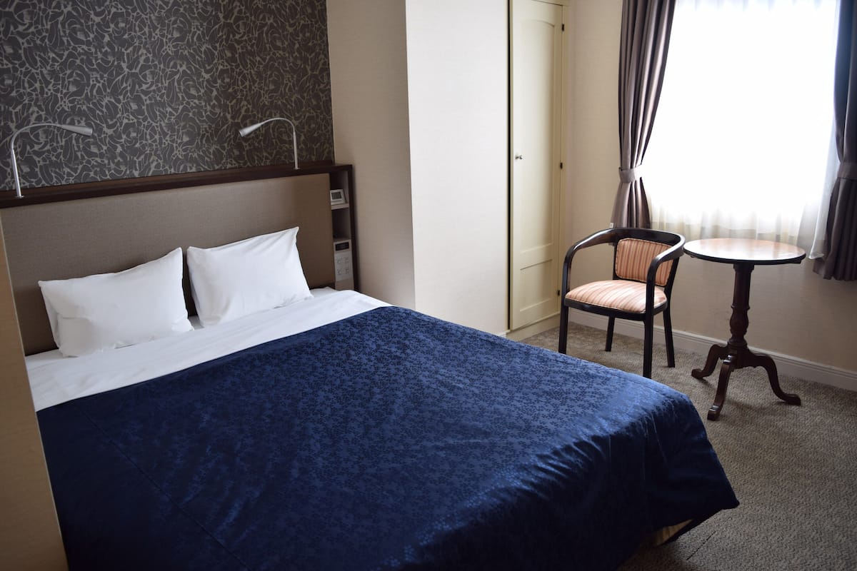 Down duvets, desk, free WiFi, bed sheets