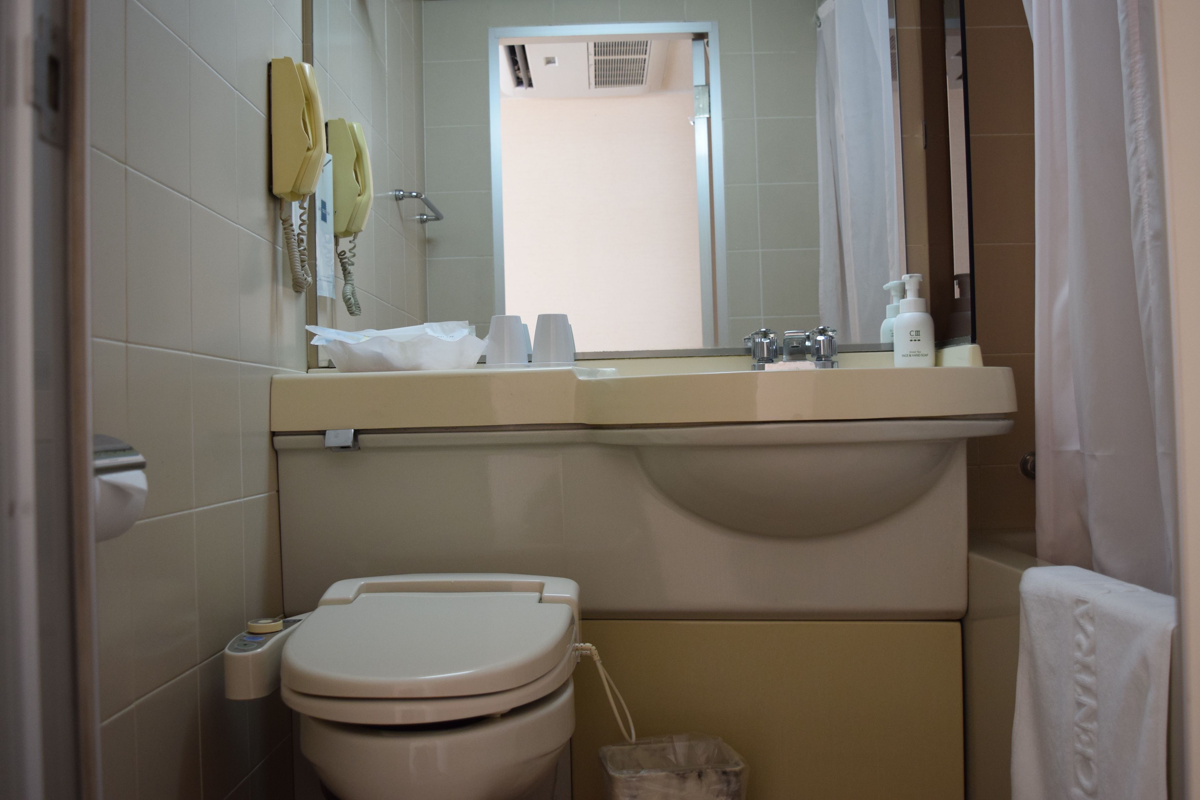 combined shower/bathtub, slippers, electronic bidet, towels