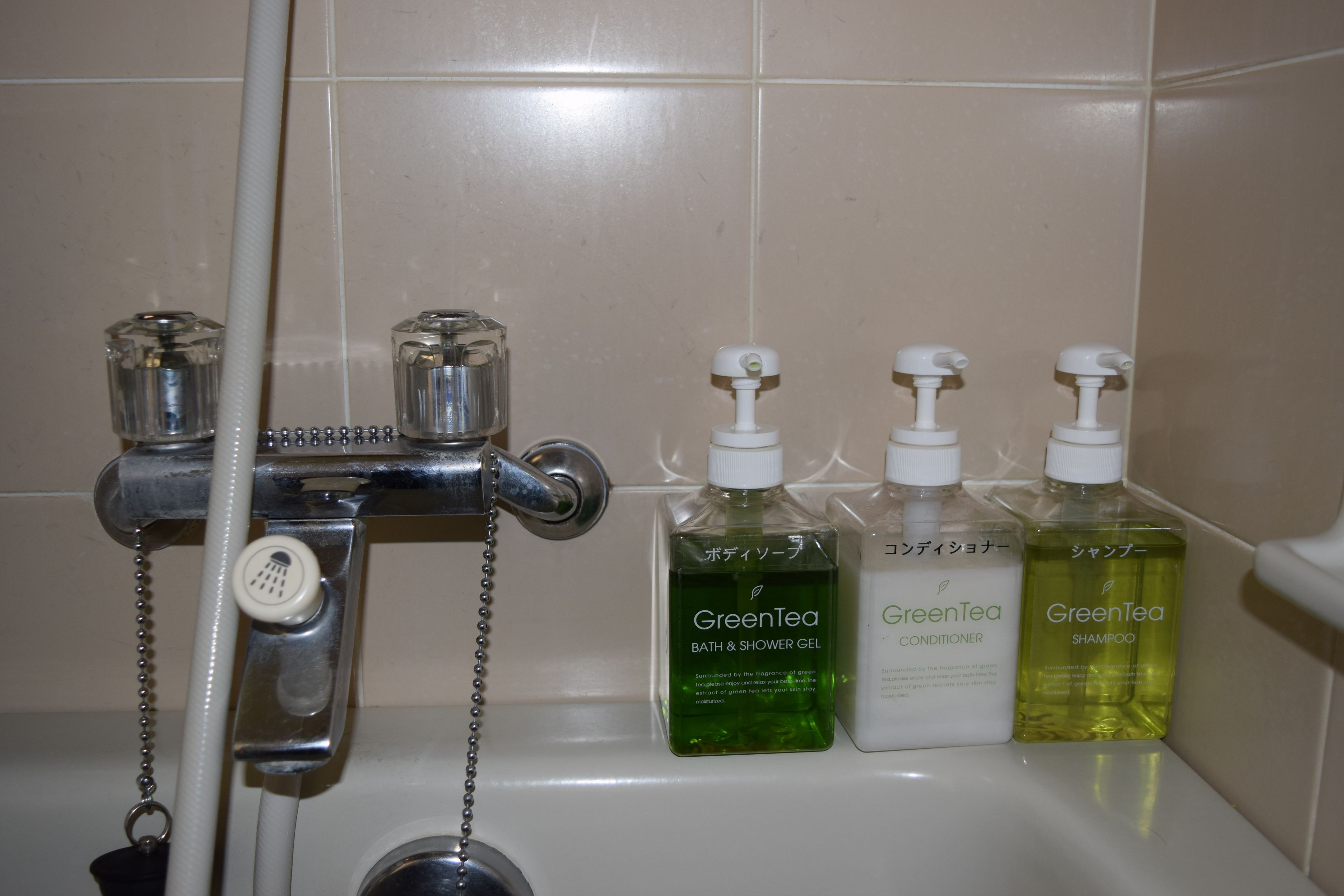 combined shower/bathtub, slippers, electronic bidet, towels