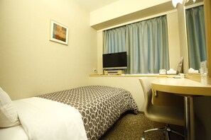 In-room safe, desk, free WiFi - New Central Hotel (Tokyo)
