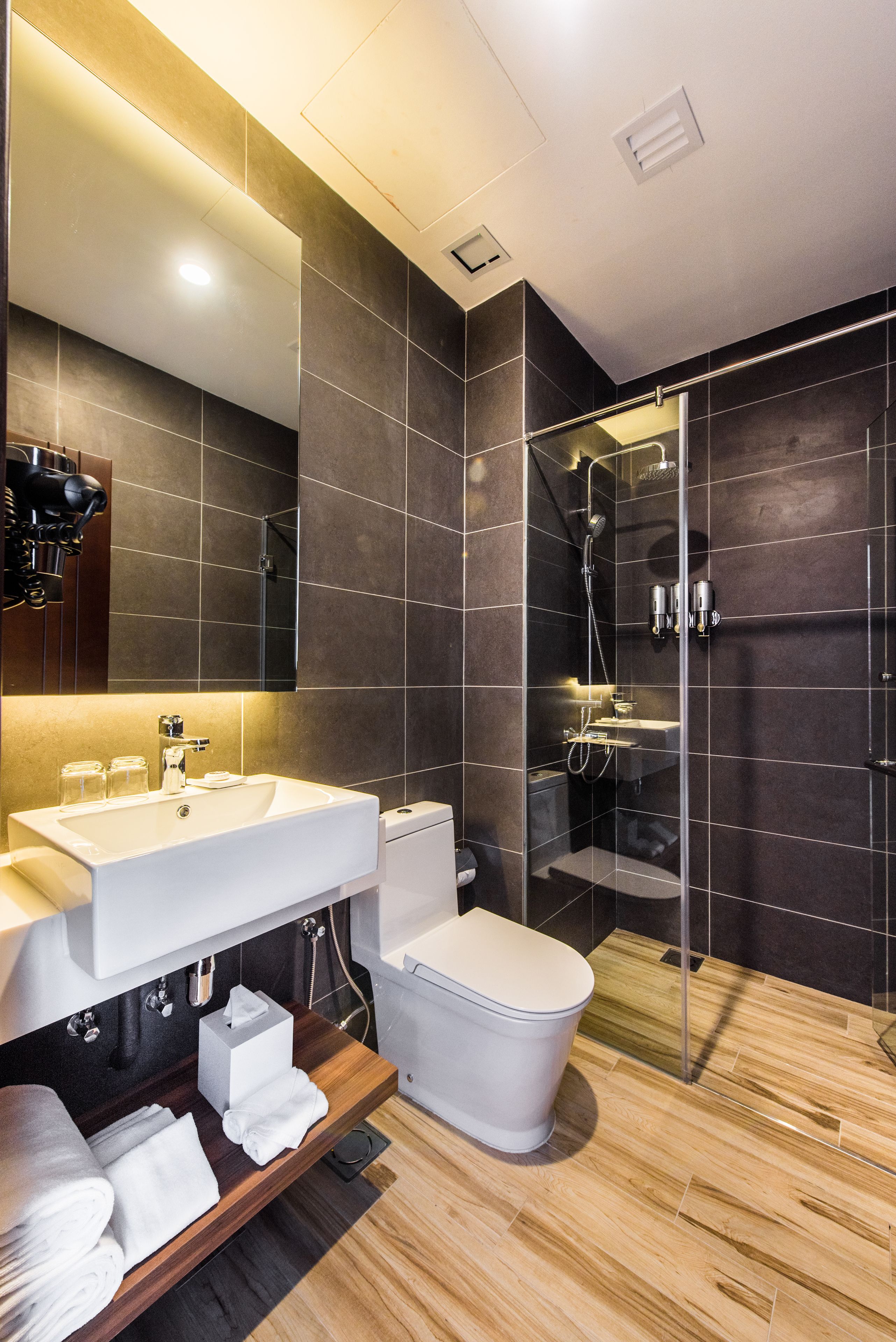 senior smith suite | bathroom | shower, free toiletries, hair dryer, slippers