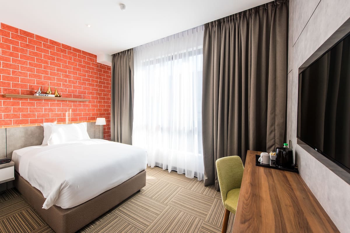 Minibar, in-room safe, desk, laptop workspace