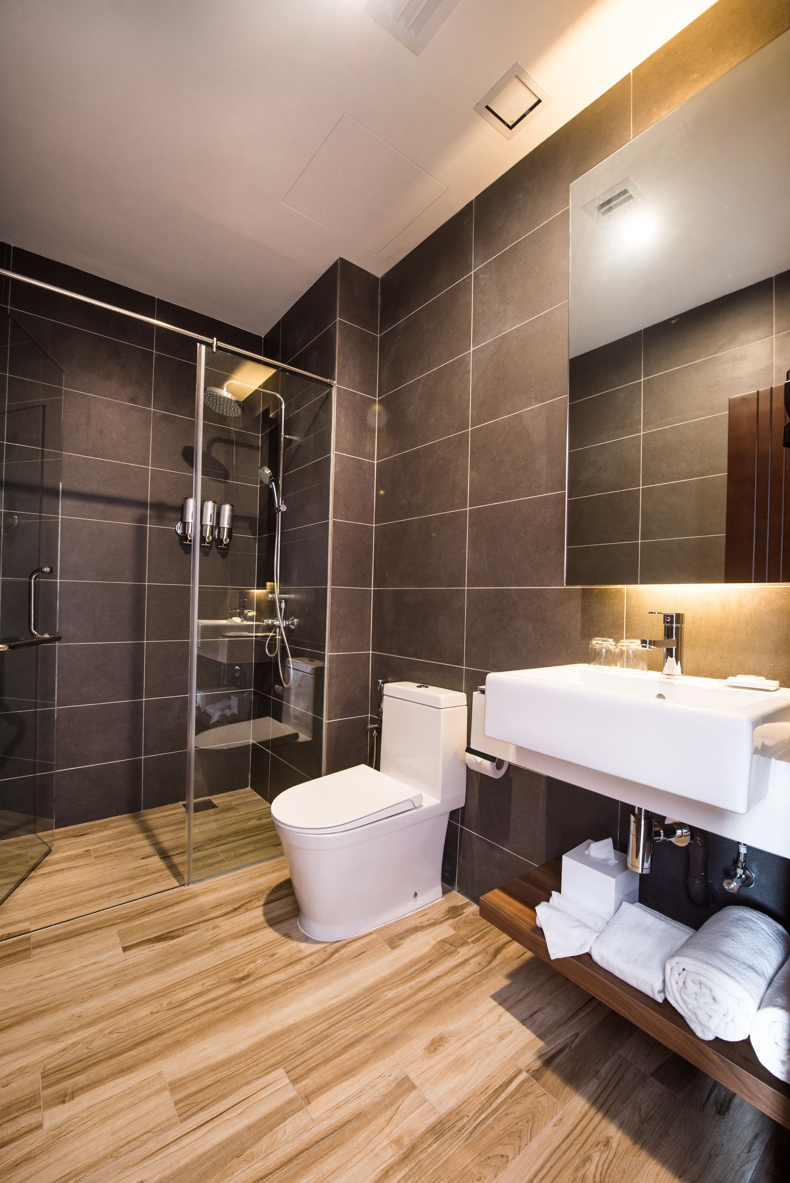 junior smith suite | bathroom shower