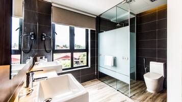 Family Studio | Bathroom | Shower, free toiletries, hair dryer, slippers