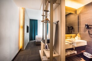 Minibar, in-room safe, desk, laptop workspace - The Smith House (Langkawi)