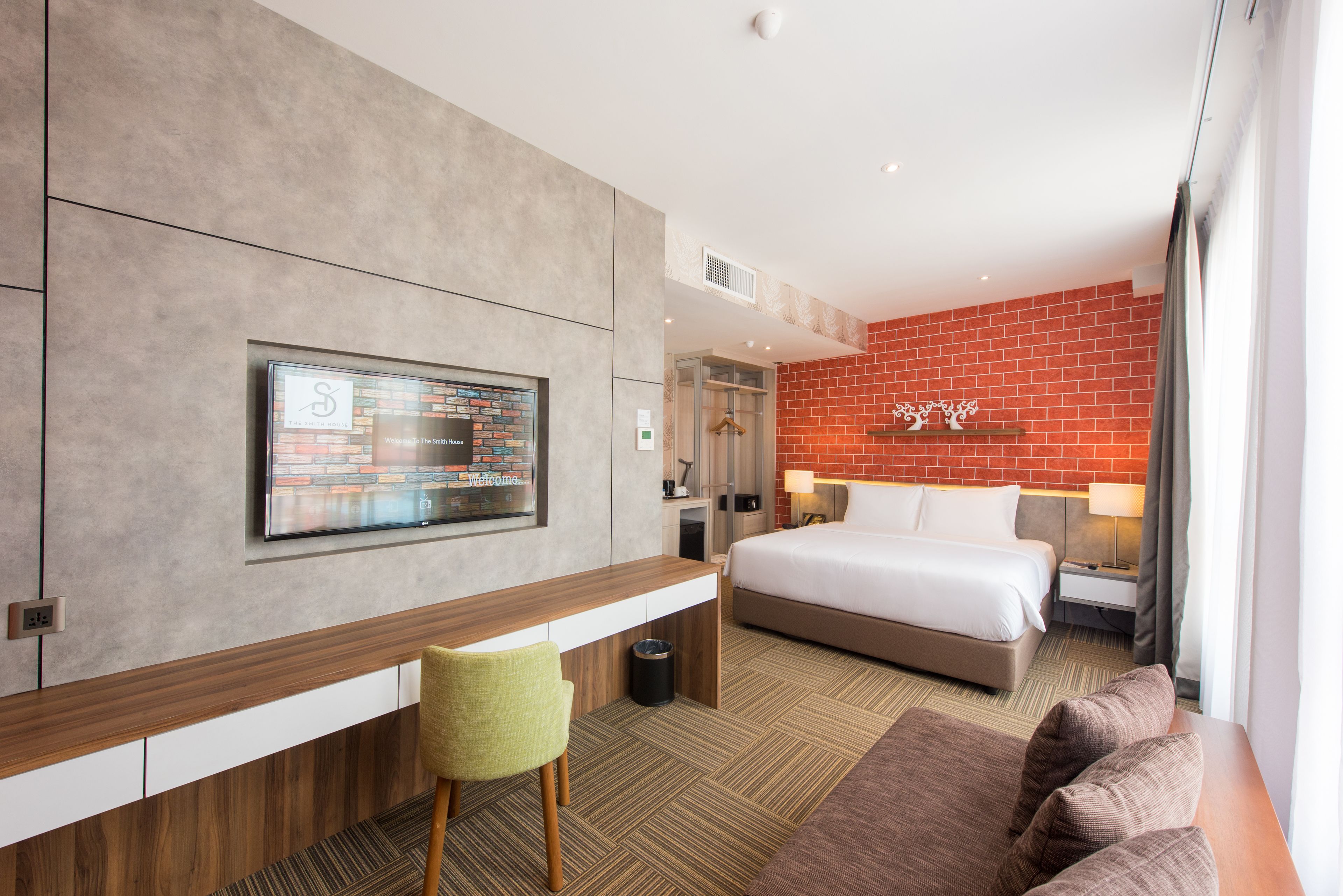 junior smith suite | living area | 42-inch led tv with cable channels, tv