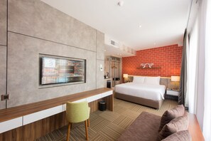 Suite junior (Smith) | Área de sala de estar | Televisión LED de 42 pulgadas con canales por cable y televisión