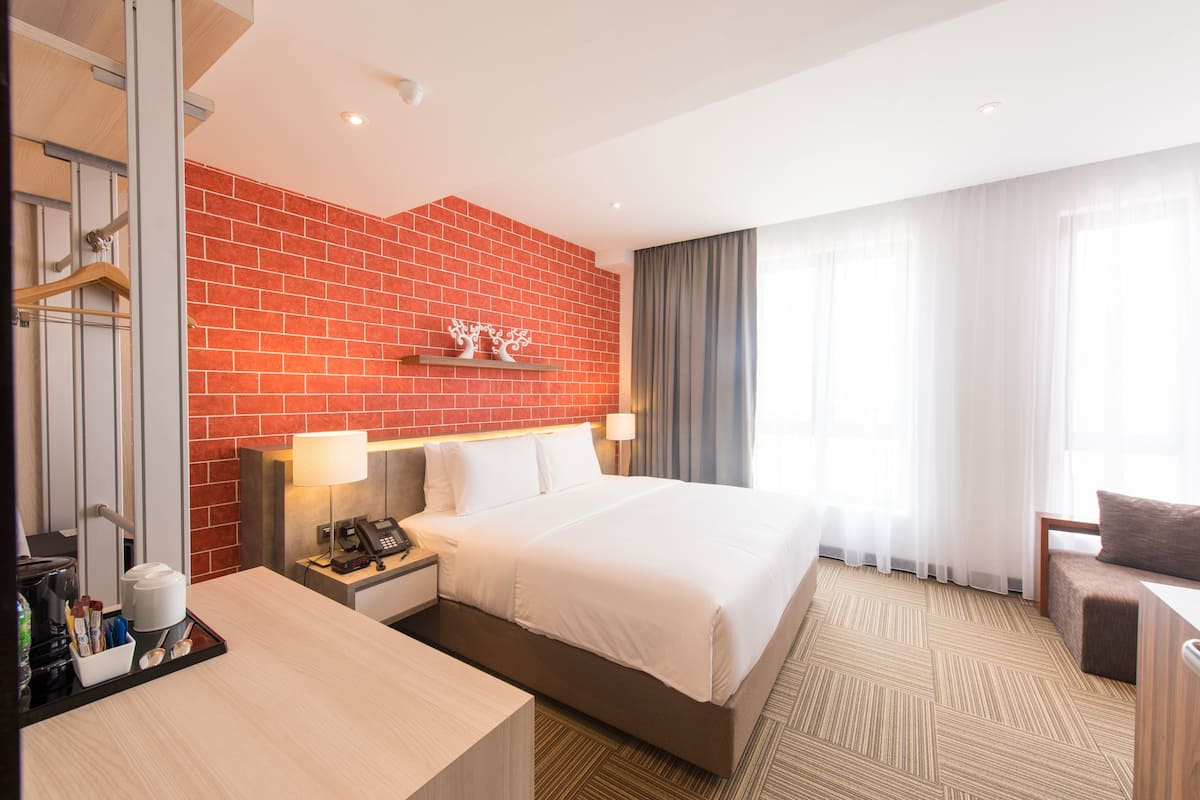 Junior Smith Suite | Minibar, in-room safe, desk, laptop workspace