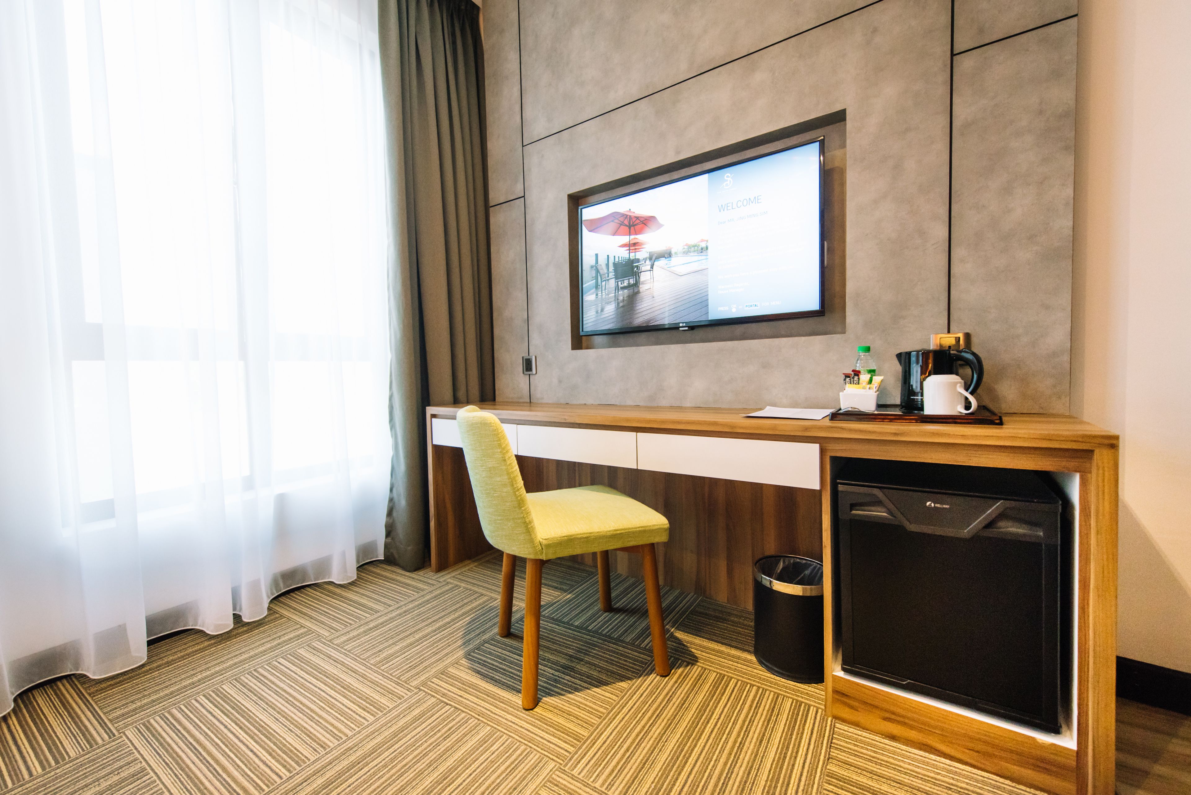 single smith | minibar, in-room safe, desk, laptop workspace