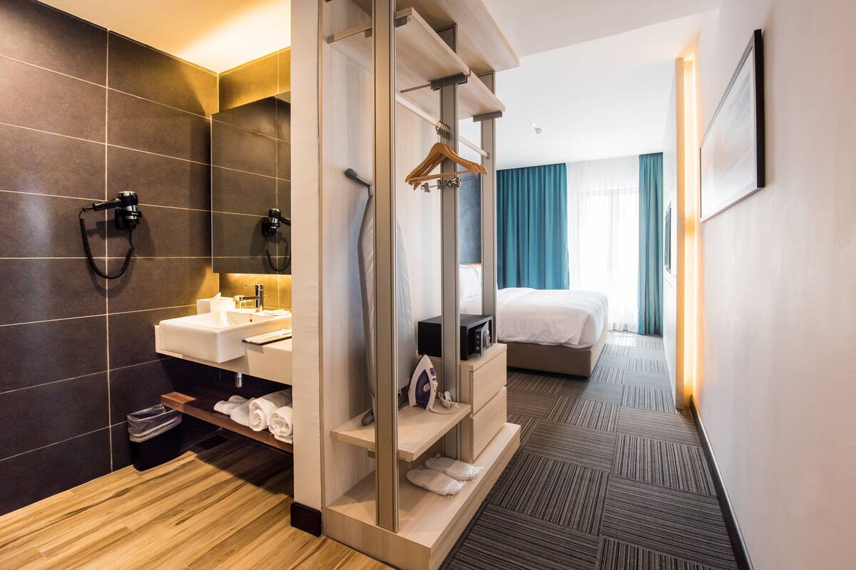 single smith | minibar, in-room safe, desk, laptop workspace