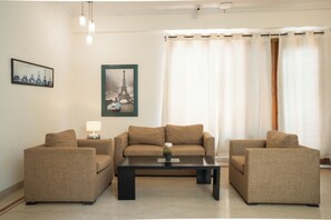 Luxury Room | Living room | TV - Ahuja Residency Cyber City I (Gurugram)