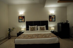 Luxe kamer | Een minibar, een kluis op de kamer, een bureau, geluiddichte muren
