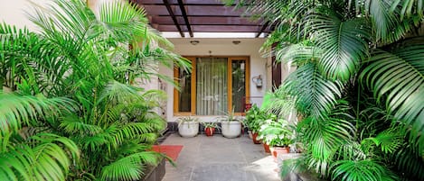 Vista frontal de la propiedad