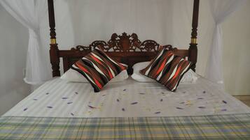 Quarto casal luxo, 1 cama King | Roupas de cama premium, cofres nos quartos, quartos à prova de som