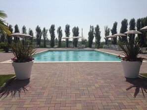 Piscine extérieure en saison