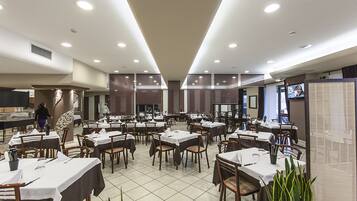 Se sirven cenas y cocina local