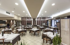 Se sirven cenas y cocina local 