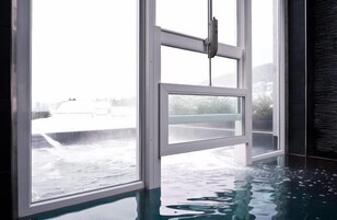 Una piscina techada, una piscina al aire libre