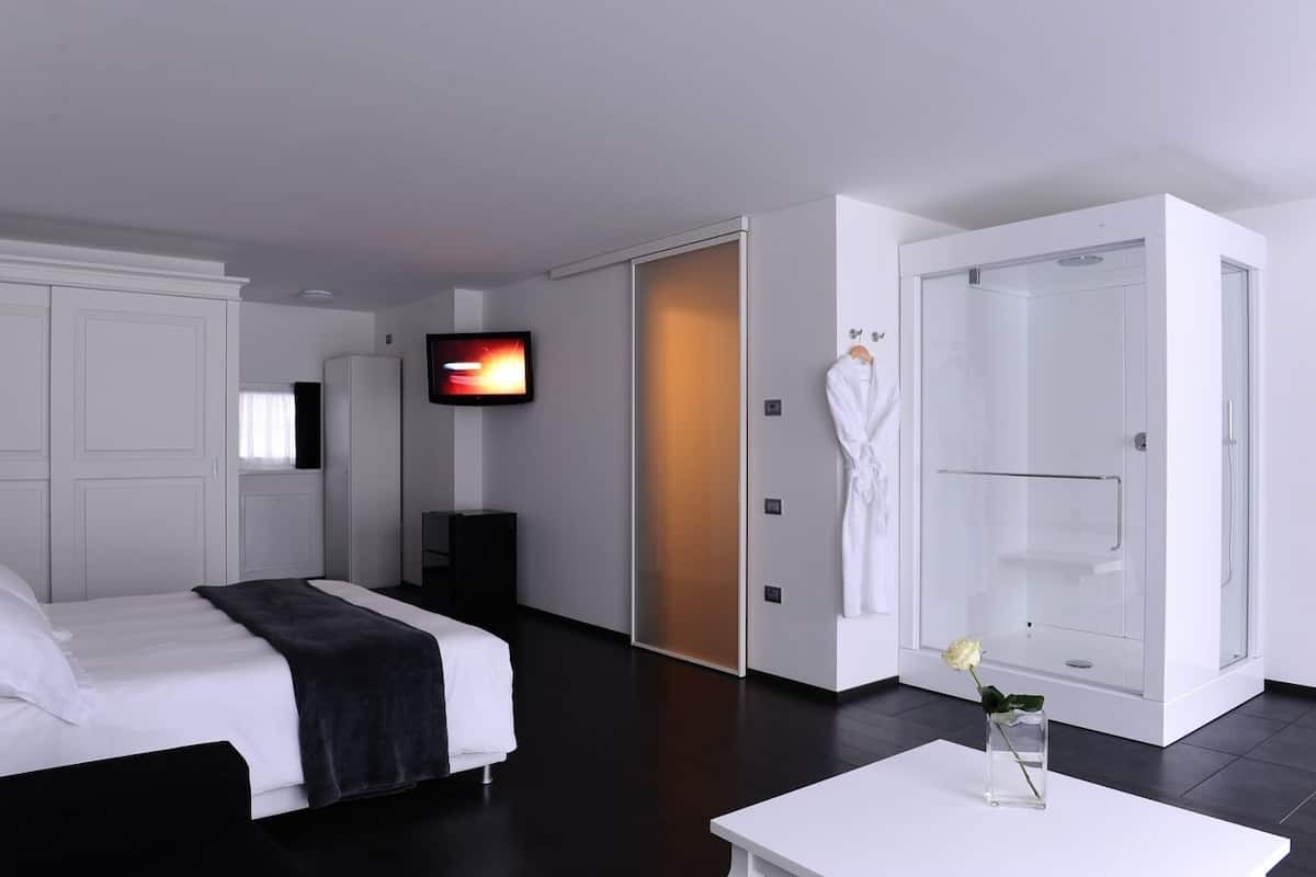Habitación superior | Caja fuerte, cunas gratuitas, wifi gratis y ropa de cama