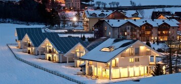 Fachada de la propiedad por la tarde o noche