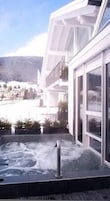 Una piscina cubierta, una piscina al aire libre, tumbonas