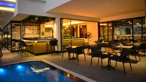A modern indoor pool area with seating and a bar. - Oasis Otel (Marmaris)