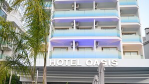 A multi-story hotel with a prominent sign reading "HOTEL OASIS". - Oasis Otel (Marmaris)