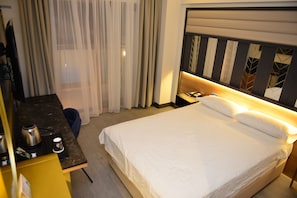Minibar, desk, soundproofing, free WiFi