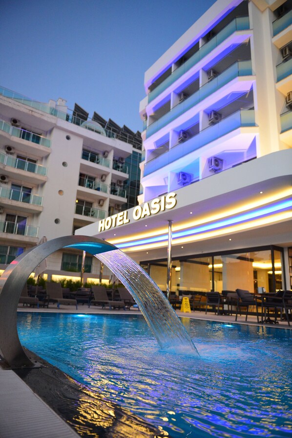 Un hôtel appelé « Hôtel Oasis » qui dispose d’une piscine et d’un espace aquatique aménagé.