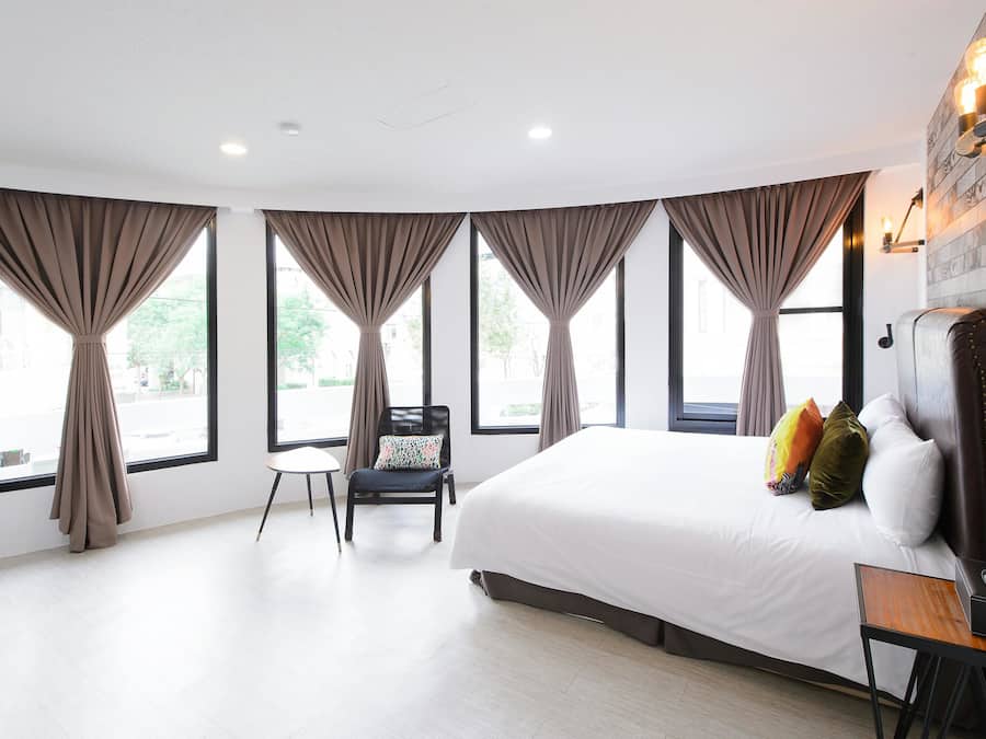 Deluxe Double Room | 1 bedroom, minibar, individually decorated, individually furnished