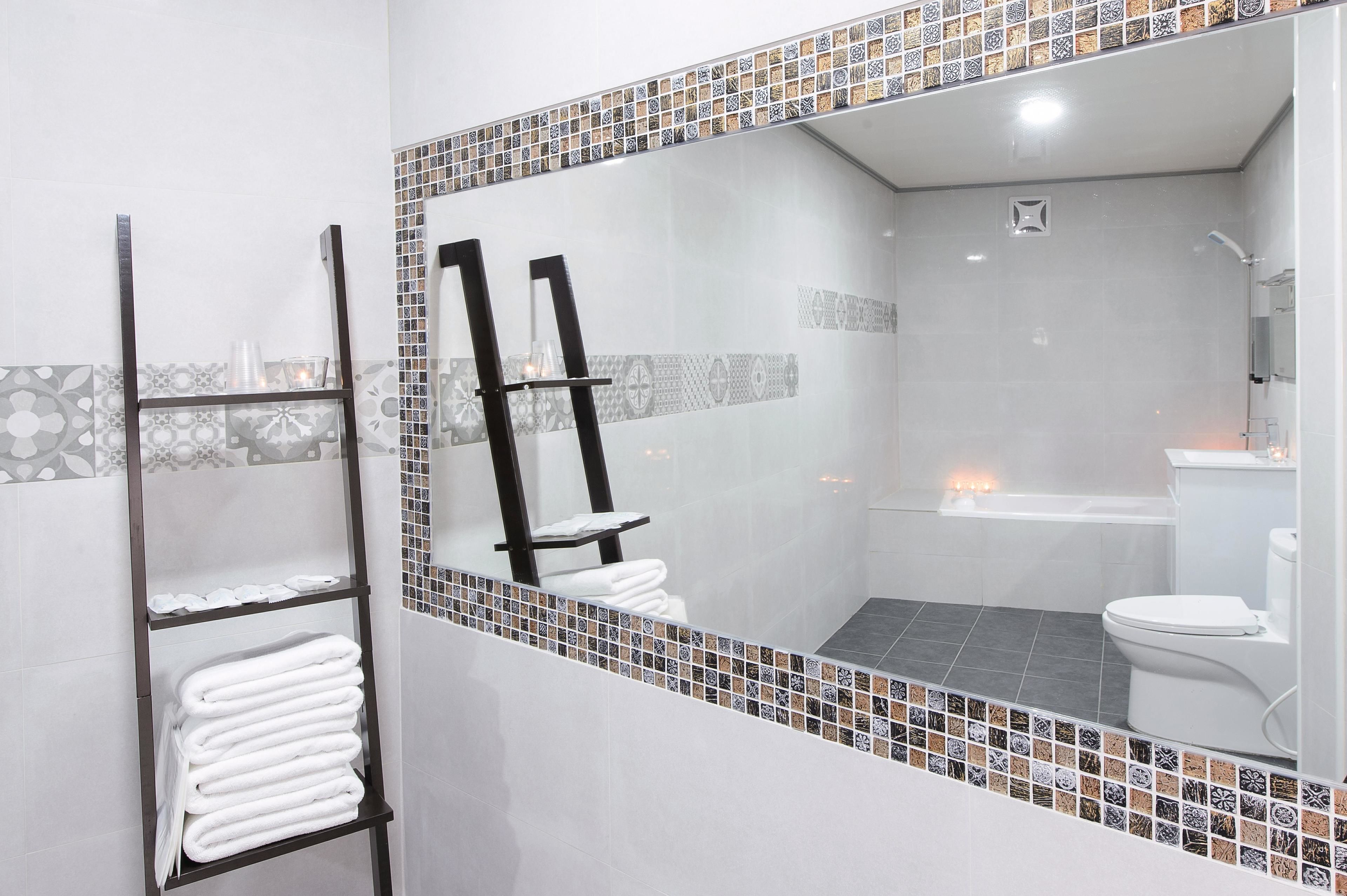 Habitación cuádruple clásica, 1 habitación, bañera, vistas a la ciudad | Baño | Artículos de higiene personal gratuitos, secador de pelo y zapatillas