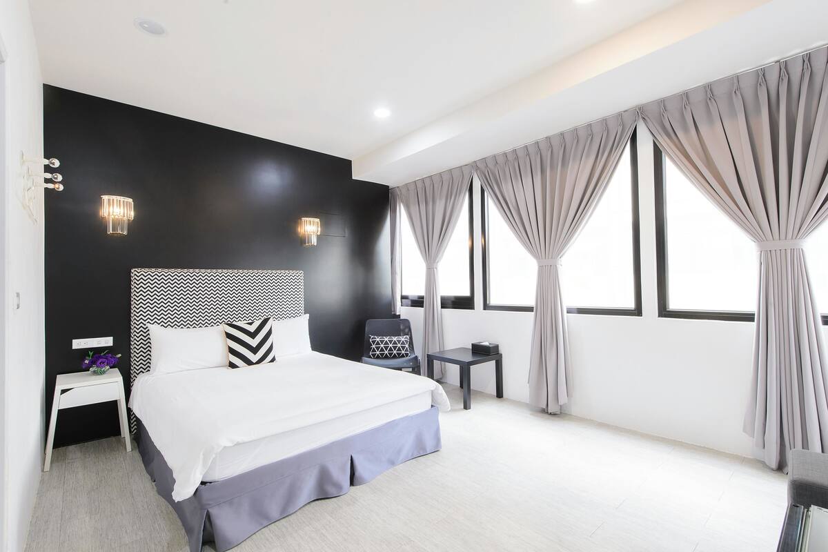 Double Room | 1 bedroom, minibar, desk, blackout drapes