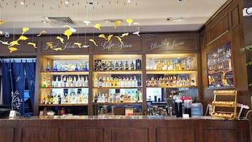 2 restaurants; breakfast, lunch and dinner served