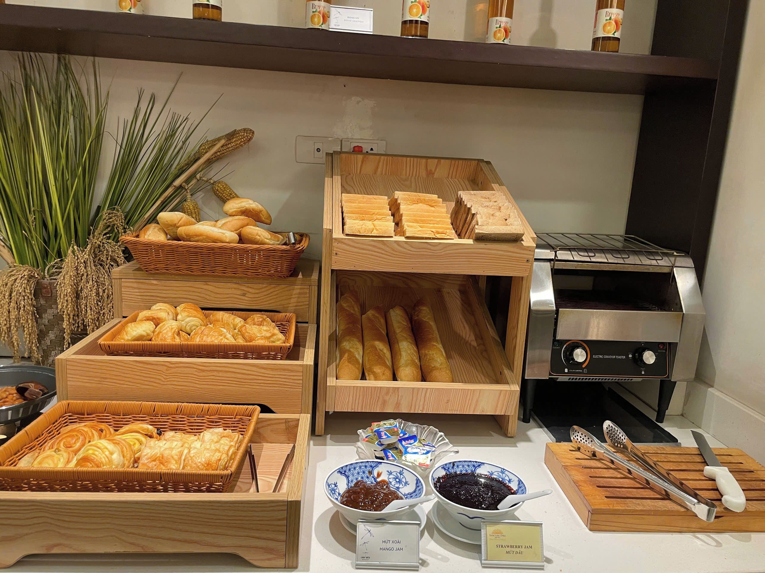 daily buffet breakfast (vnd 300000 per person)