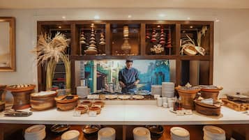 2 restaurantes, se sirven desayunos, comidas, cenas y cocina asiática