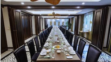 2 nhà hàng; phục vụ bữa sáng, bữa trưa và bữa tối