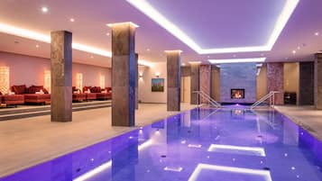 Una piscina techada, una piscina al aire libre, camas de piscina gratis