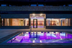 Una piscina cubierta, una piscina al aire libre