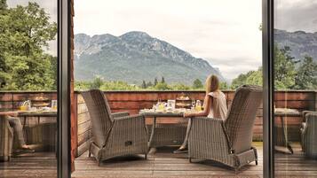 Loft Junior Suite (Mountain View) | Minibar, Zimmersafe, Schreibtisch, Verdunkelungsvorhänge