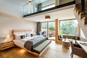 Spa Loft | Minibar, in-room safe, desk, blackout drapes