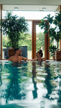 Una piscina techada, una piscina al aire libre, camas de piscina gratis