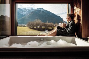 Minibar, in-room safe, desk, blackout drapes - Klosterhof - Alpine Hideaway & Spa (Bayerisch Gmain)