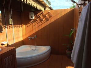 Douche, articles de toilette gratuits, serviettes fournies