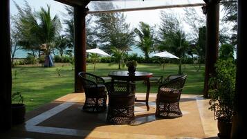 Breakfast, lunch, dinner served; Thai cuisine